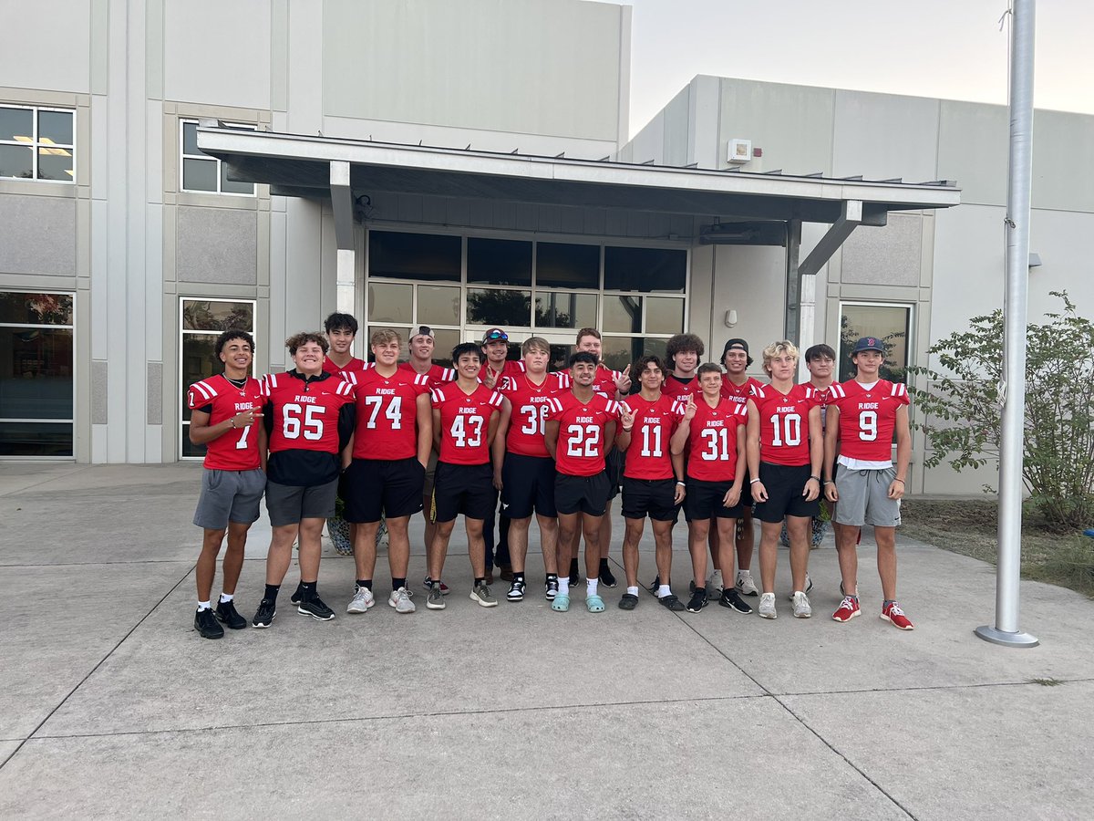 #reaganrays enjoyed having the @vrhsfootball varsity team on campus this morning to greet our Rays! Win Big tonight!!