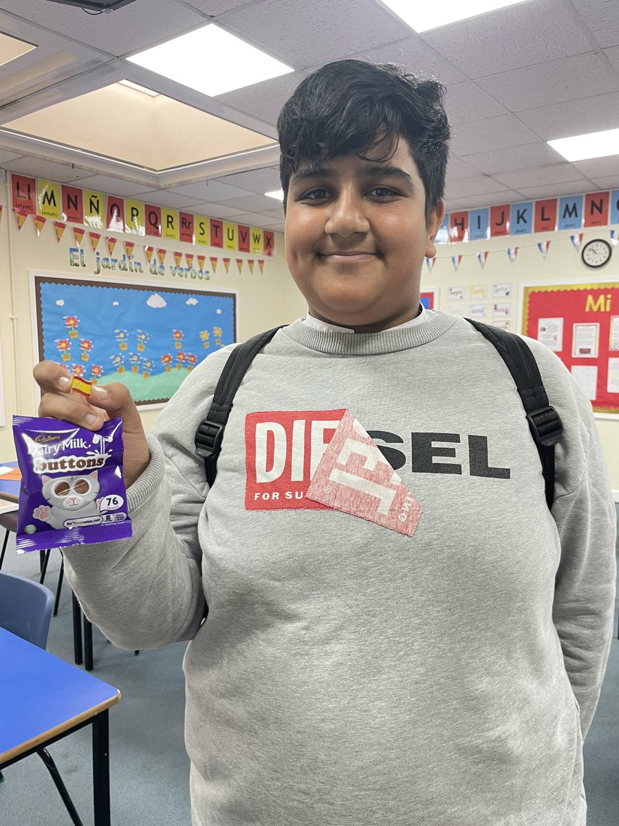 ManorHighMFL's tweet photo. More of our House Competition winners came to collect their prizes today - MFL badges and chocolate! 😋 🇫🇷🇪🇸 @ManorHighSchool @ManorPastoral #housecompetition #europeandayoflanguages https://t.co/unKdD7VCmA