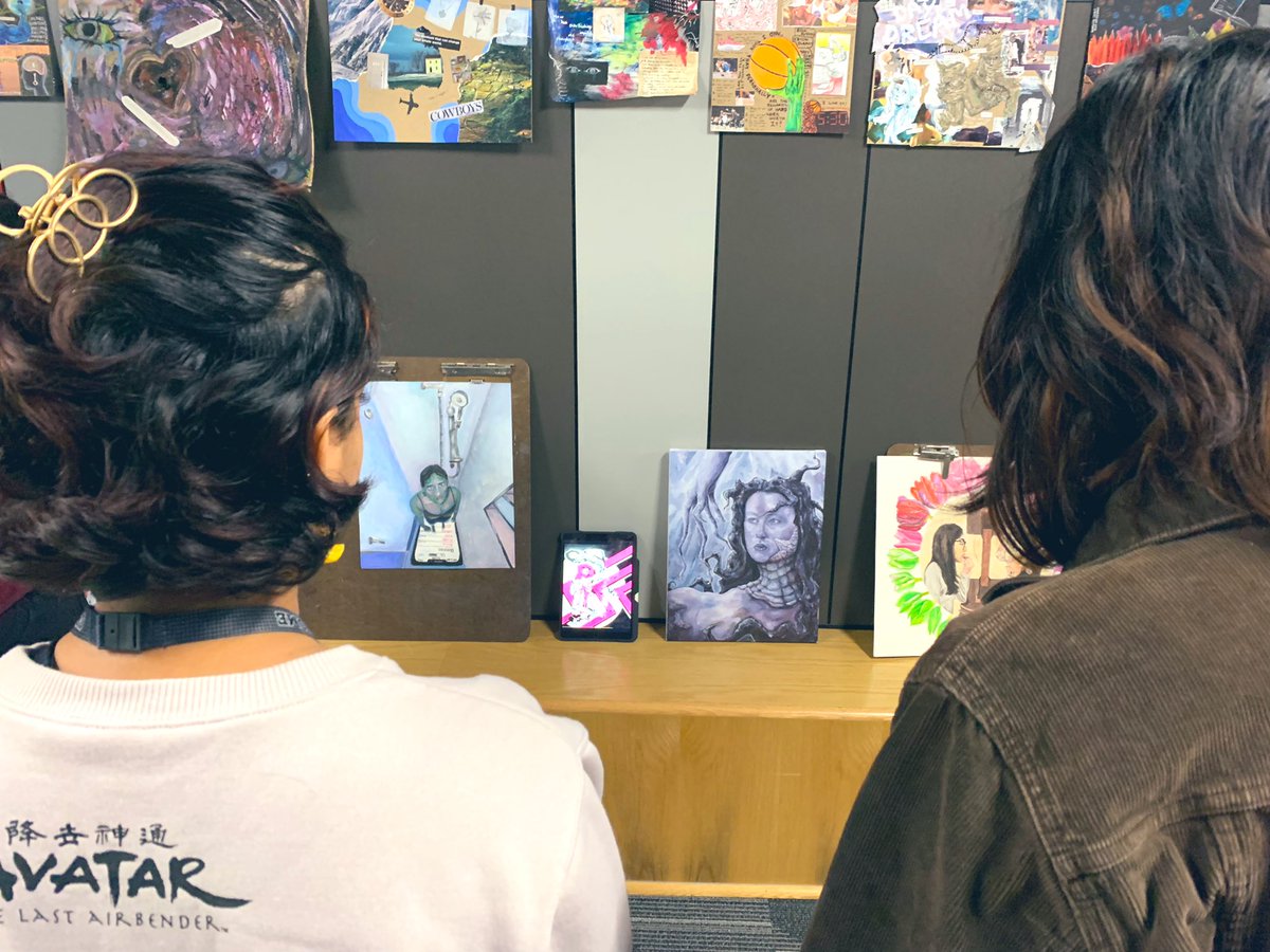 m_hauske's tweet photo. Hallway critiques happening in AP Drawing #CHSArt #APDrawingCHS #SustainedInvestigation #CHSTeachLoveServe https://t.co/42PPF1AQys