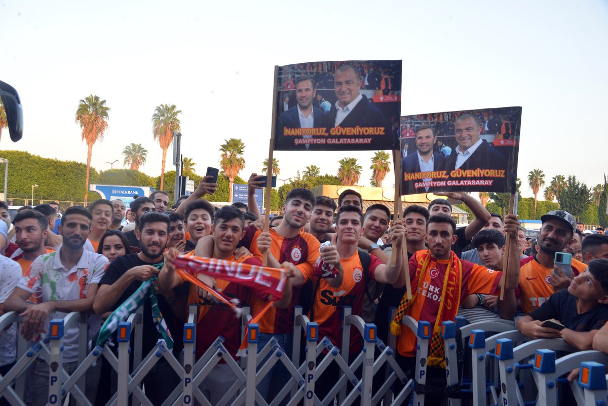 fotomac's tweet photo. 🟡🔴 Adana'da Galatasaray taraftarının açtığı Fatih Terim &amp; Okan Buruk pankartı:

🪧 "İnanıyoruz, güveniyoruz. Şampiyon Galatasaray." https://t.co/e2Xza8PHfk