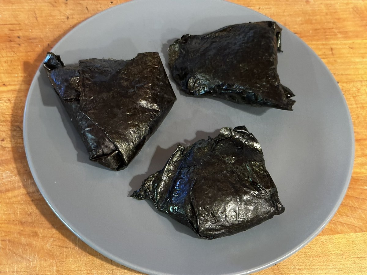 おにぎりをつけるのが上手じゃないです 😂