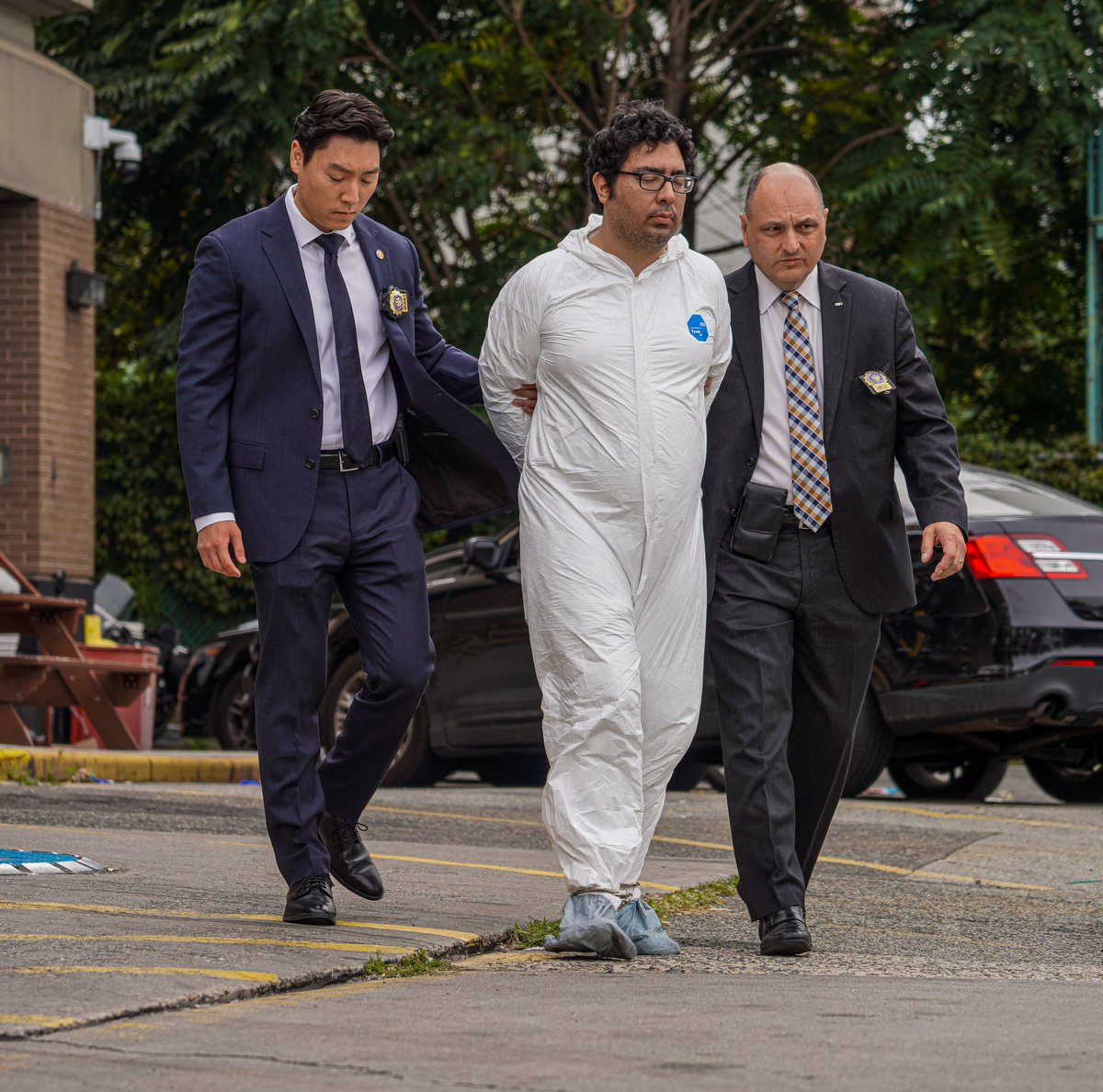 Dean_Moses's tweet photo. Police detectives escorted the man accused of killing EMS Lt. and 9/11 first responder, Alison Russo-Elling, out of the 114th Precinct in shackles Friday afternoon, Sept. 30. Full story by @_JuliaMMoro and myself. https://t.co/a1cTucILNV https://t.co/pvlV8l59PW