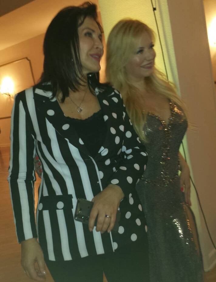 PregledMomo's tweet photo. Ivana Jordan večeras u Domu Vojske promovisala novi CD pod nazivom SIMFO ETNOS, sa obradama nekih od najpoznatijih narodnih pesama #muzika #promocija #estrada #narodnamuzika #etno #pevačica #pesme #obrade #cd #pgprts #rts #promotion #ivanajordan @Beograd202 #obrade https://t.co/zMoma4NiXb