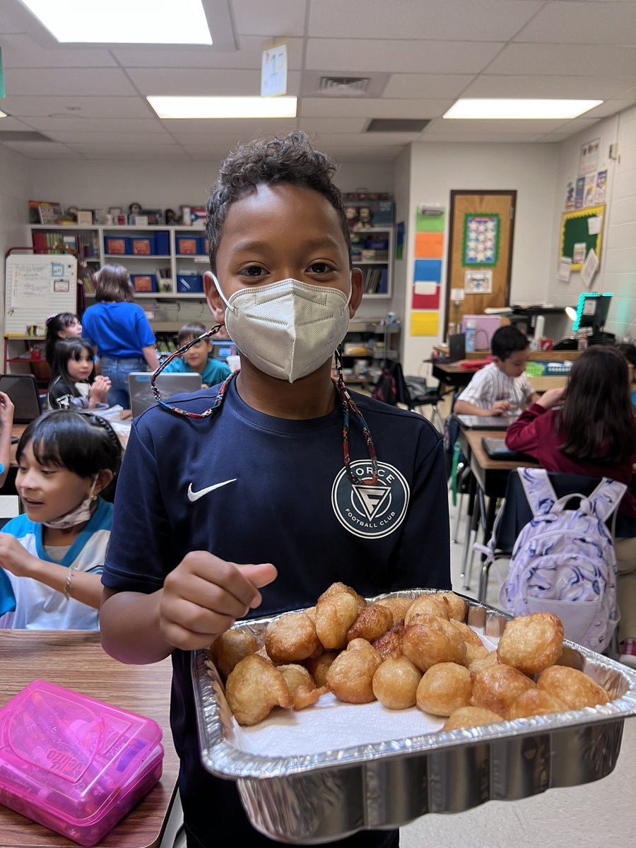 RDeLaCruz_YHS's tweet photo. One of our pirates presented to our class about Nigerias Independence Day, which is tomorrow Oct.1. He’s proud of having Nigerian Mexican-American roots! Our class also enjoyed some delicious Puff Puffs made by him and his family. #DualLanguage #HispanicHeritage #Nigeria 💙❤️💚🤍 https://t.co/Q81kPaqGlS
