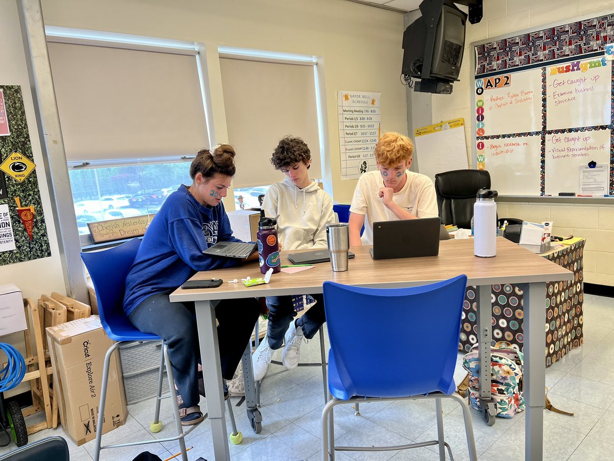 gatorAPUSH's tweet photo. @gatorAPUSH Ss practiced #dbq skills by arguing whether Gilded Age industrialists were robber barons or captains of industry. @Official_GRHS https://t.co/NvAU1RX4W5