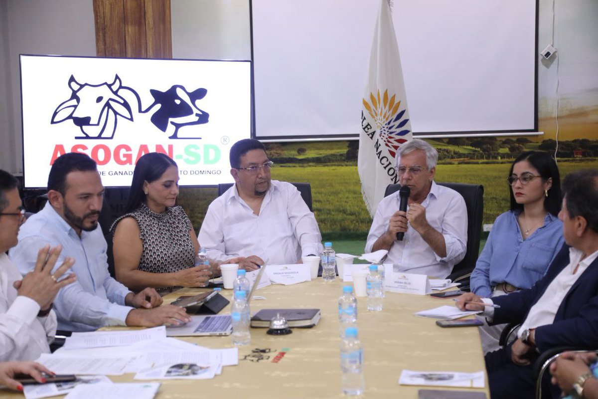 AsambleaEcuador's tweet photo. El representante de #ASOGAN mencionó que el sector ganadero carece de seguridad, transporte, educación, entre otros aspectos; sin embargo, priorizó que se solucionen los temas de seguridad para este sector y el país: “sin seguridad no tenemos para nada”.
#DelDiálogoALosHechos https://t.co/rL3Aonzgjp