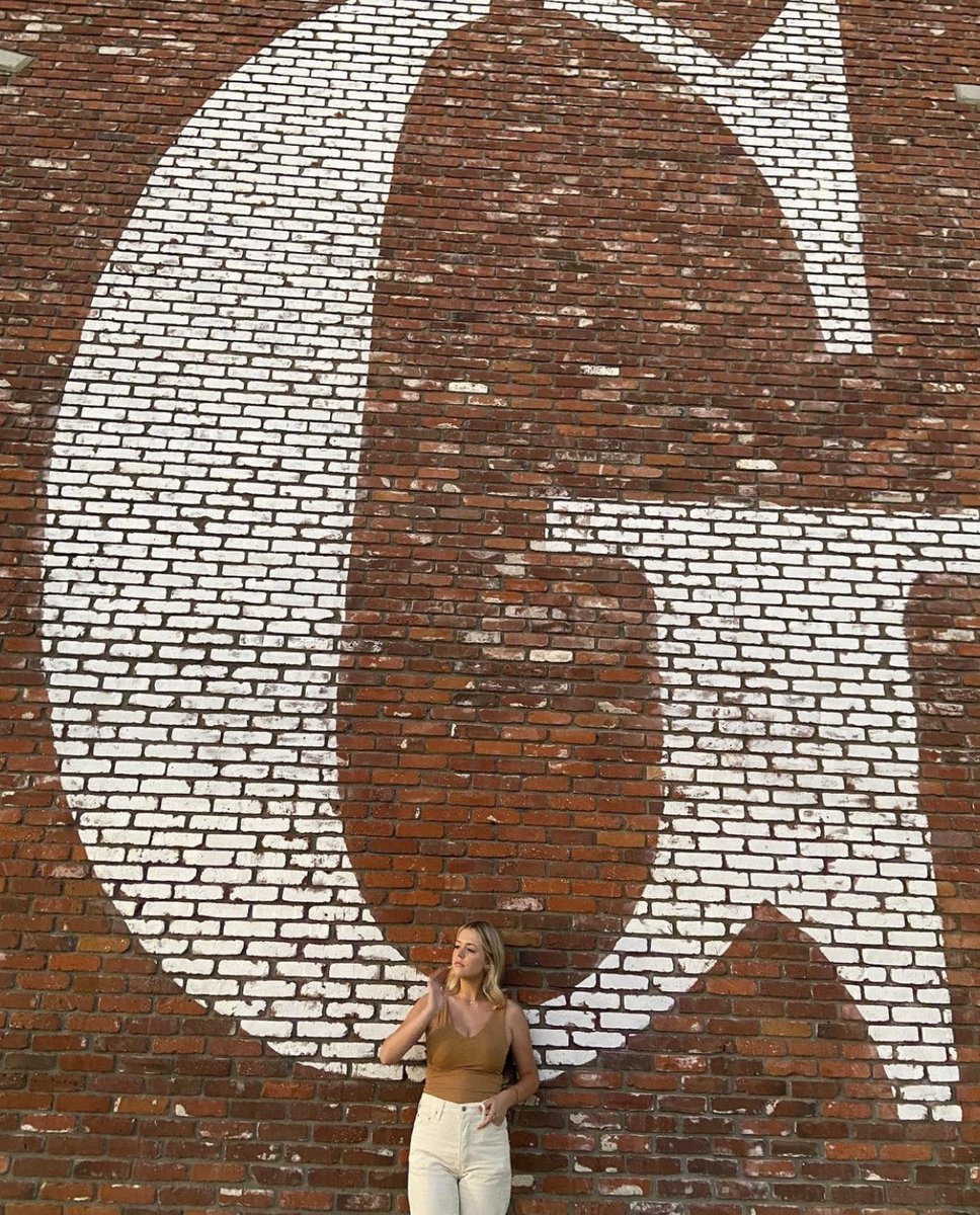 gracemoreno1010's tweet photo. Found a G for me! Font really is everywhere! 👏🤍 #Typewalk #RSJ108 https://t.co/ZVuavMdy17
