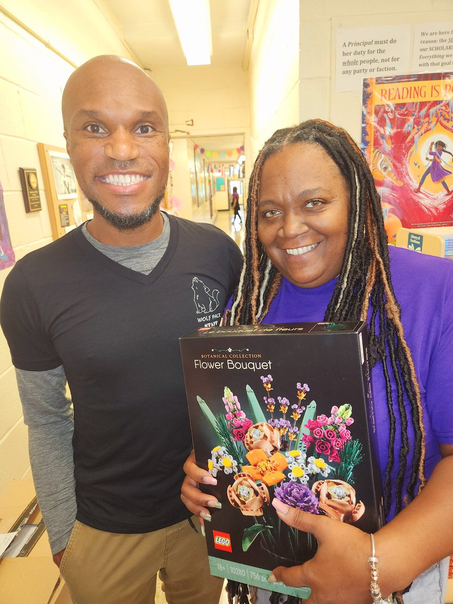 LaBooShaLay's tweet photo. When your new bestie gives you your flowers.
#minorcollective
#wegotthis
#fgpabk https://t.co/6YkwcTMqYg