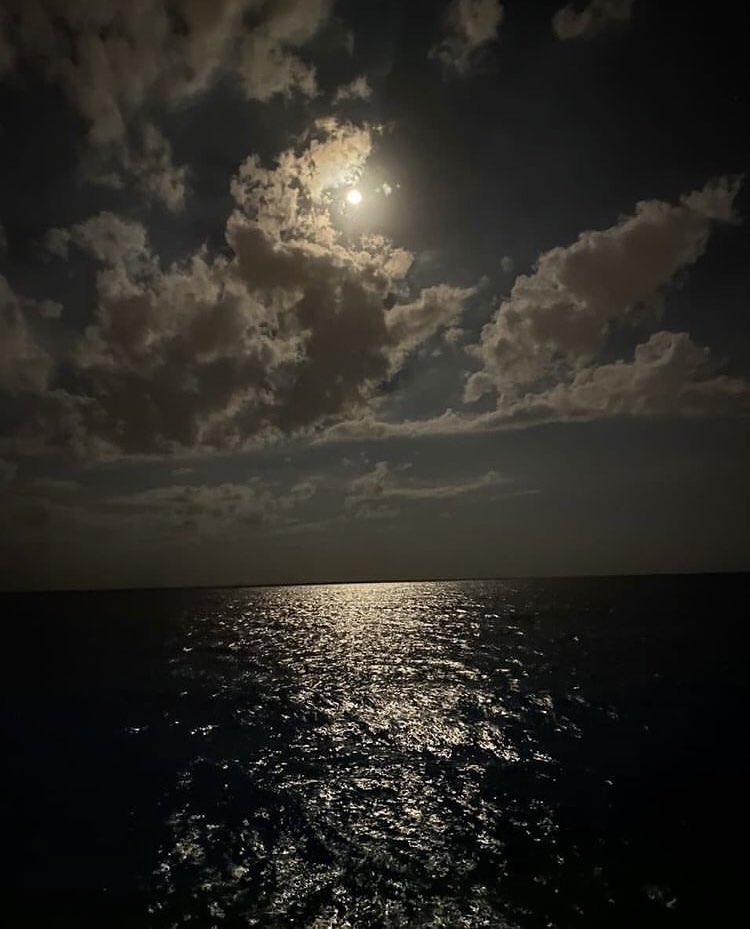 ihr3_'s tweet image. قمر و بحر