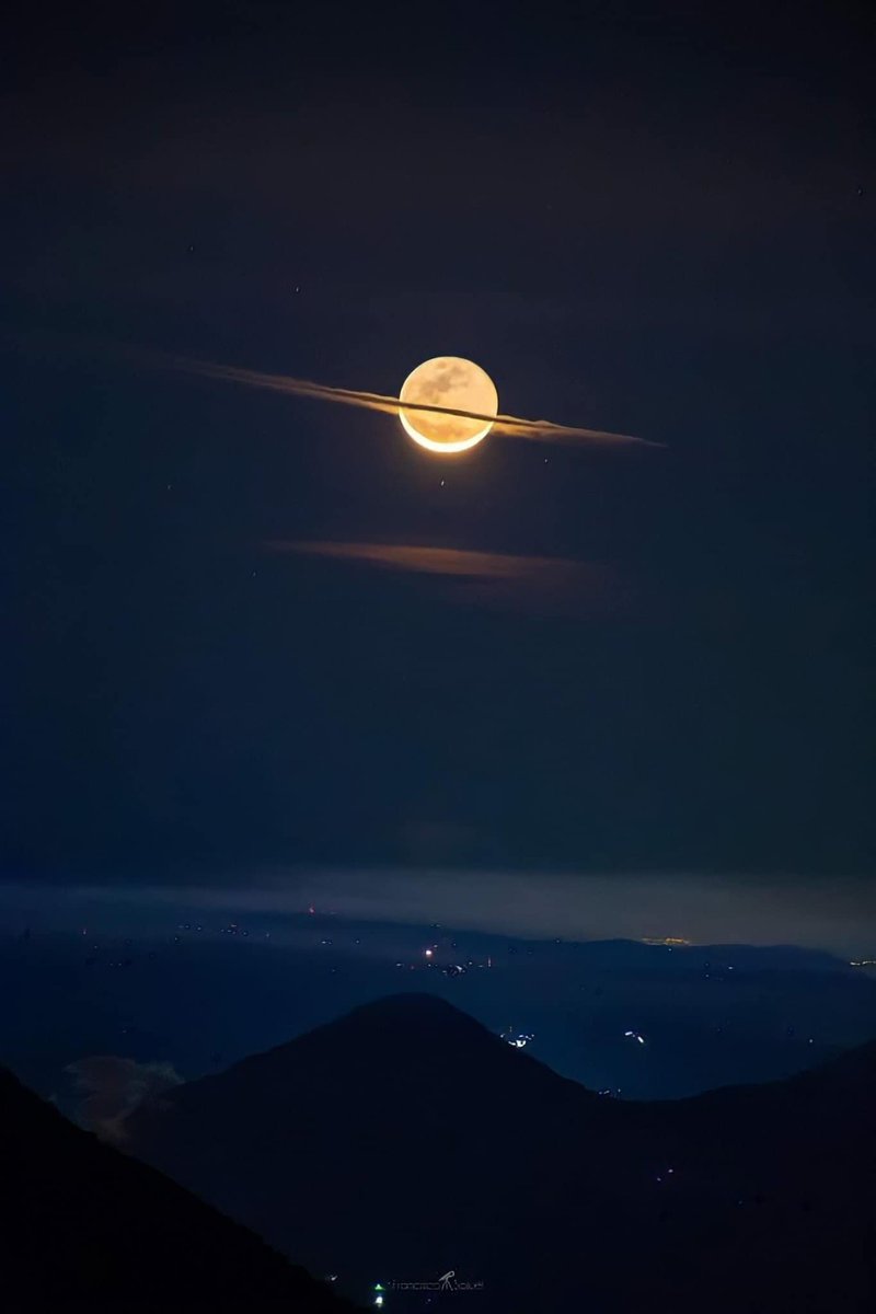 Link4Universe's tweet photo. La Luna che sembra Saturno, tagliata dalle nuvole, sopra il Guatemala, fotografata da Francisco Sojuel. https://t.co/kOrWJhDUJp