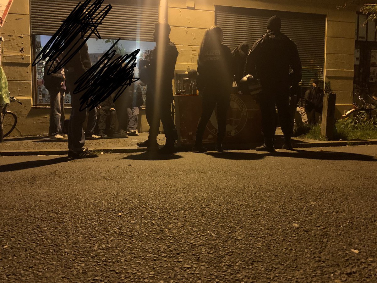 k91_ben's tweet photo. Kleine Party in #conewitz https://t.co/ZIz87YnJ0z
