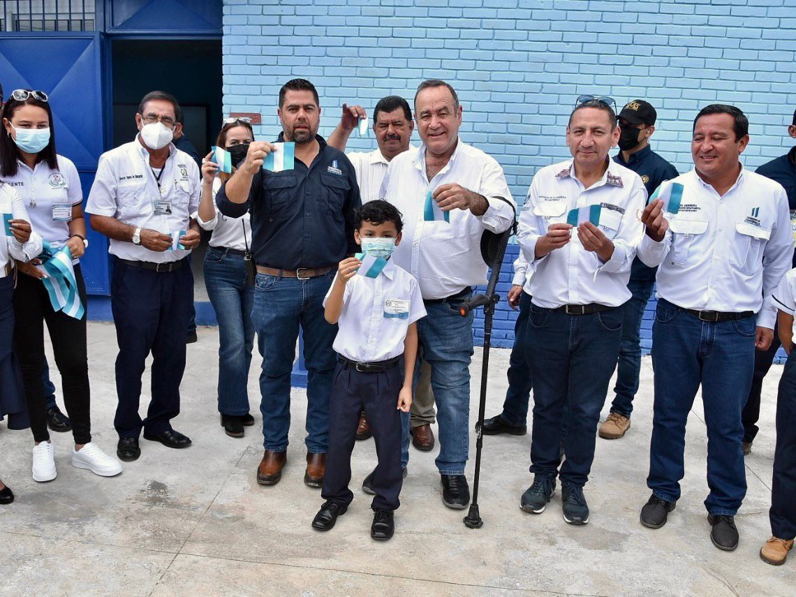 GuatemalaGob's tweet photo. Durante su visita a Chicacao, #Suchitepéquez, el presidente @DrGiammattei entregó el remozamiento de la Escuela 20 de Octubre. Seguimos priorizando la educación de la población estudiantil del país. #UnidosTransformamosGuatemala https://t.co/jdODx7Ci7g