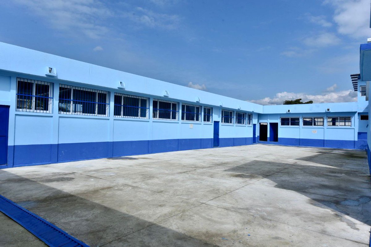 GuatemalaGob's tweet photo. Durante su visita a Chicacao, #Suchitepéquez, el presidente @DrGiammattei entregó el remozamiento de la Escuela 20 de Octubre. Seguimos priorizando la educación de la población estudiantil del país. #UnidosTransformamosGuatemala https://t.co/jdODx7Ci7g