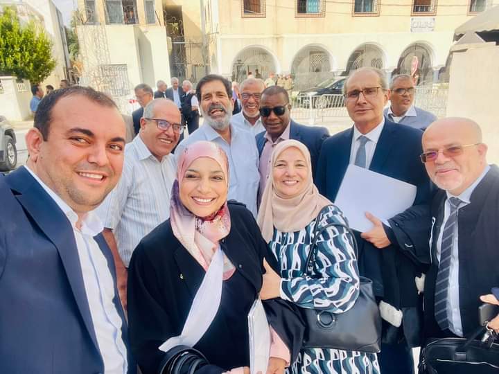AlrasdAltwnsy's tweet photo. نثمن حضور عميد المحامين الجديد الاستاذ حاتم مزيو والكاتب العام للهيئة وعدد من أعضائها، وعشرات المحامين في الجلسة التي يعرض فبه العميد السابق على أنظار محكمة الاستئناف العسكرية. 
المحاماة تغلق قوسا سيئا في إدارة جسم المحاماة تسبب فيه العميد الذي انتهت ولايته. https://t.co/g9iYzuCISn