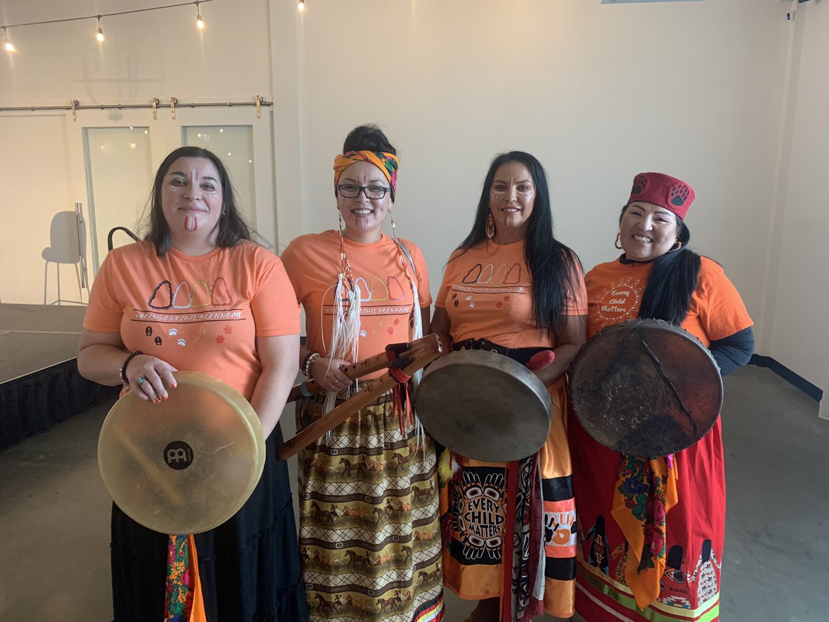 Blackfoot Elder, Jackie Bromley’s opening words, to the beautiful voices of these amazing ladies! Gives me so much strength and healing on days like today. Hand to heart to all of them 🧡! #NDTR #OrangeShirtDay