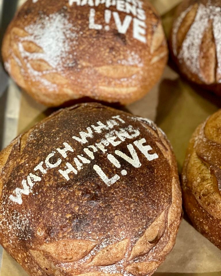 BreadsBakery's tweet photo. Vodka and babka with @bravoandy and @kellyripa on @bravowwhl #BreadsandBravo
#breadsbakery #breadsbakerynyc #bravotv #wwhl #andycohen #kellyripa #gratefulbread #clubhouse #livewire #babka https://t.co/XB4BE2eEgq