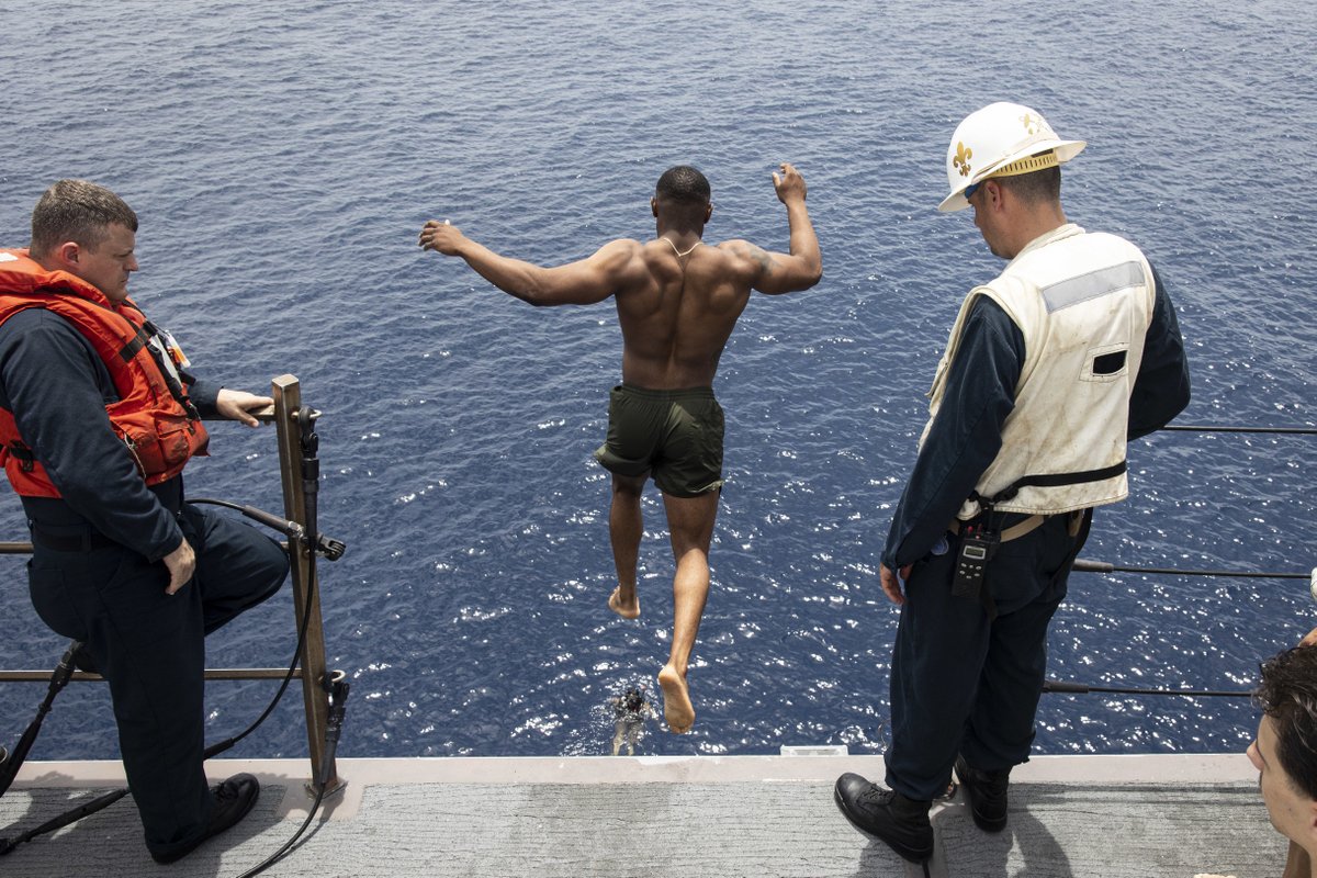 Would you take the plunge? 🤿 

Sailors and #Marines aboard #USSNewOrleans (LPD 18) participate in a swim call in the #SouthChinaSea.

📸 by Sgt. Danny Gonzalez