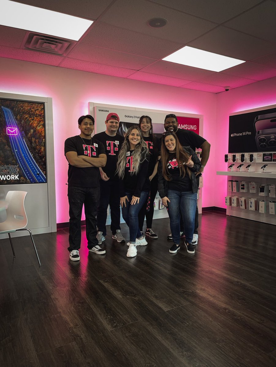 Emily Carter- Retail Store Manager tweet media