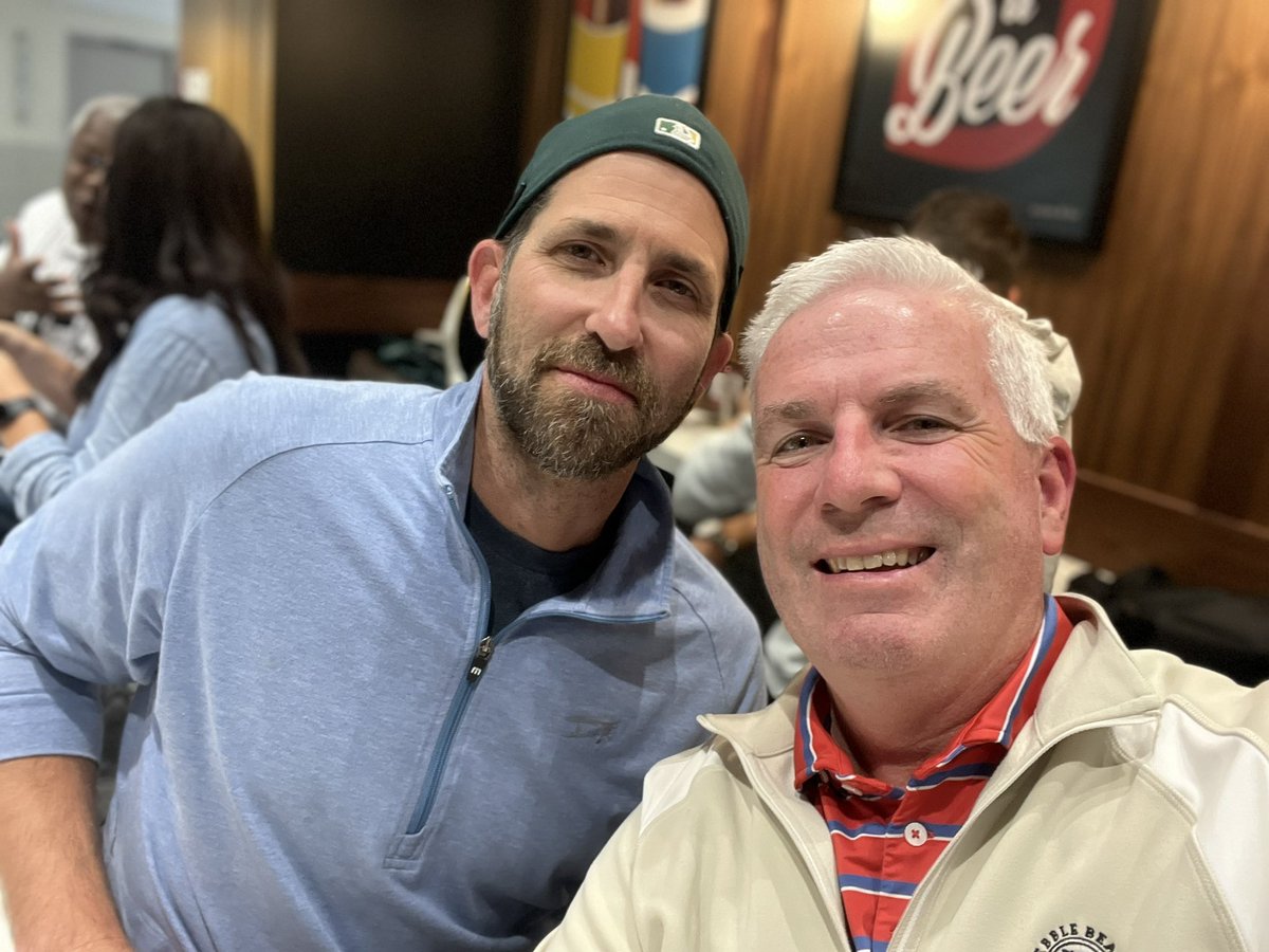 seancarp's tweet photo. Random meet up in airport bars > random meet ups in your own home town

#betterstories
#noFactchecking 
#nobias https://t.co/P8fz5F8BQy