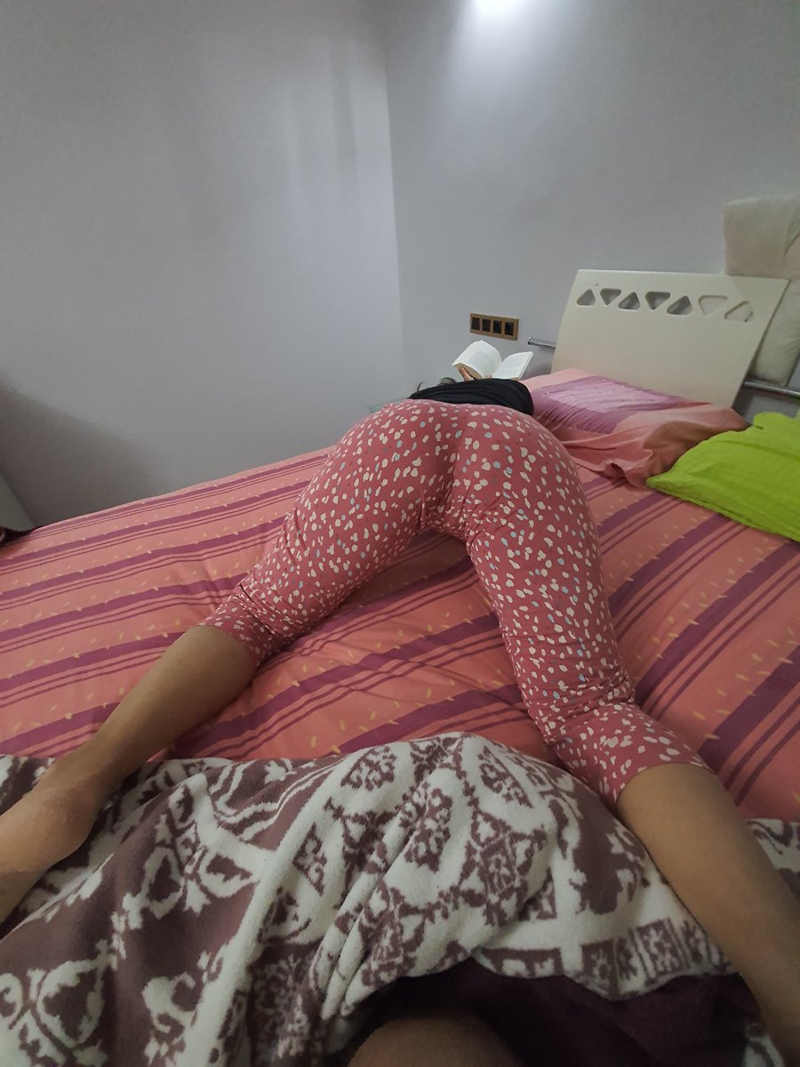 Pembe pijamasiyla çok seksi değil mi sizcede ...