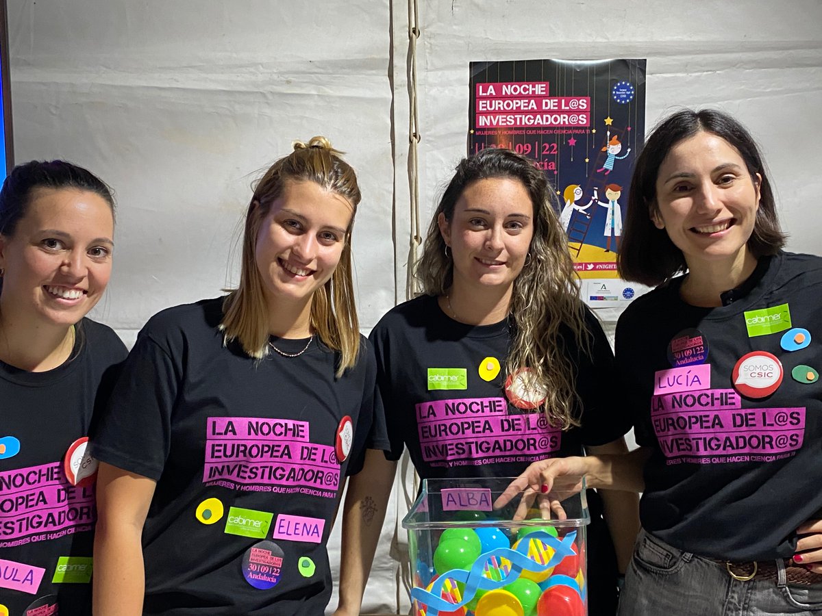 LuciaSimCar's tweet photo. Felices de acercar la ciencia del laboratorio @AndresJ_Lab desde @Cabimer a la sociedad en la #EuropeanResearchersNight #NightSpain https://t.co/1sHed7gUWl