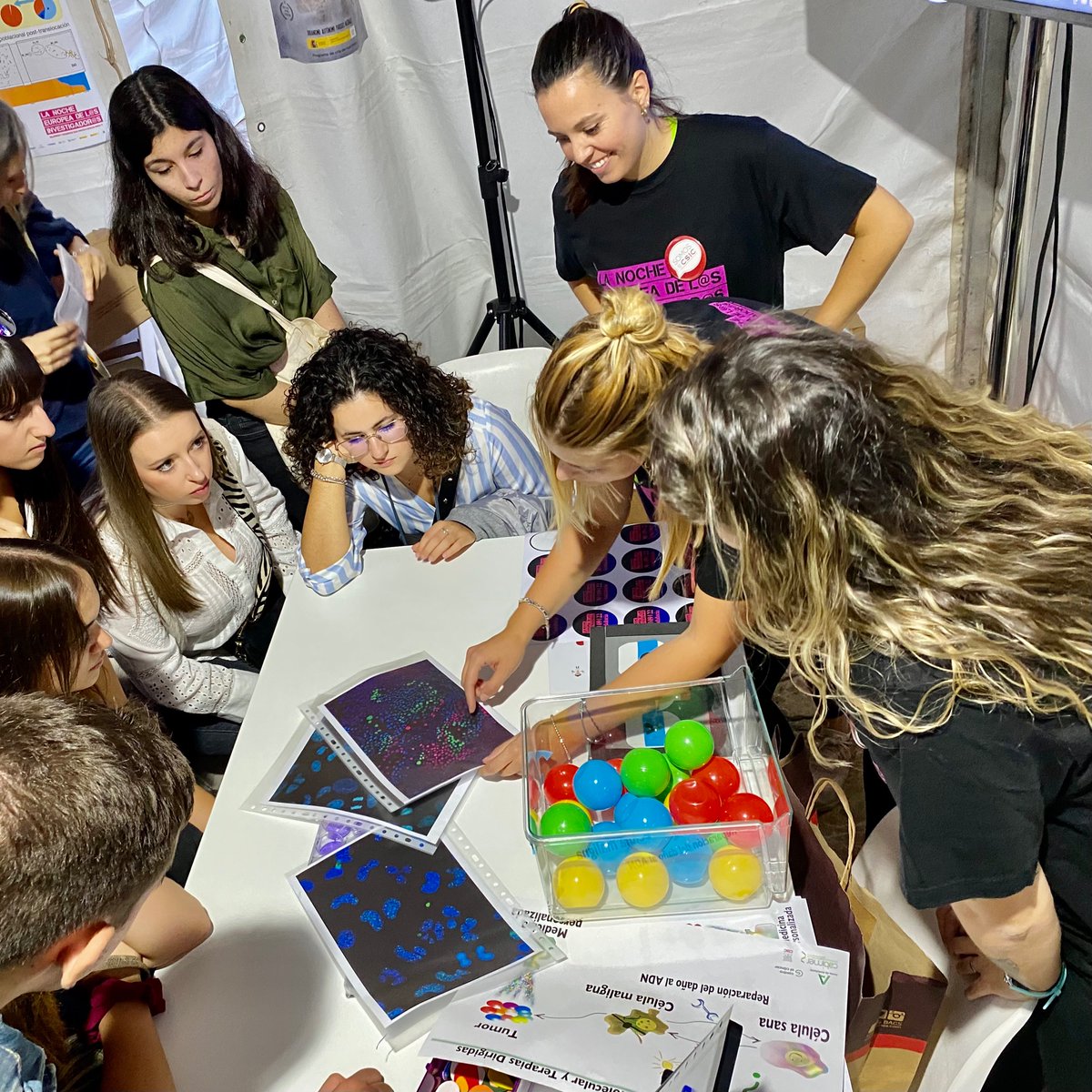 LuciaSimCar's tweet photo. Felices de acercar la ciencia del laboratorio @AndresJ_Lab desde @Cabimer a la sociedad en la #EuropeanResearchersNight #NightSpain https://t.co/1sHed7gUWl