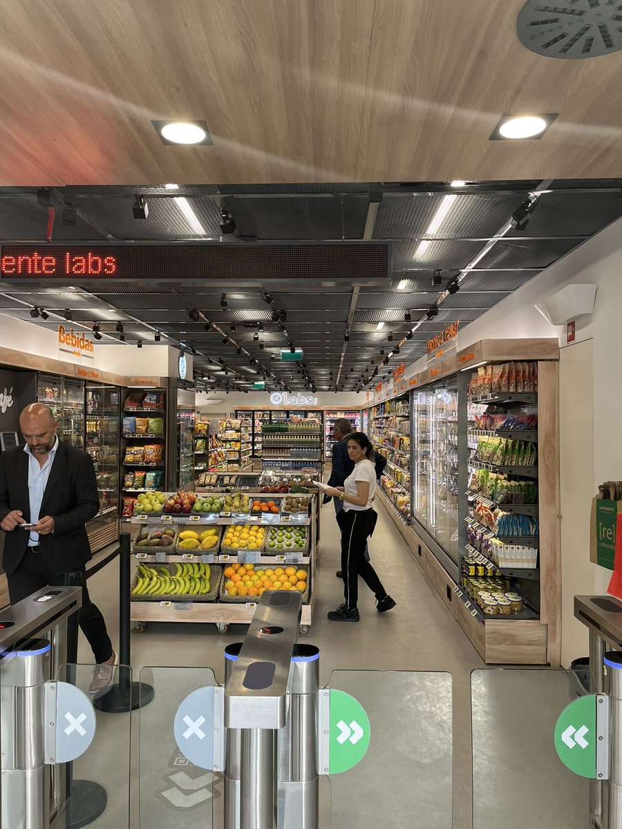 jmoralesalonso's tweet image. Discovering innovation in Retail @ContinenteLabs during our stay in Lisbon hosted by our Portuguese Retail Associations working together in the defense and fair recognition of our sector @EuroCommerce #retail #essential #lowmargin