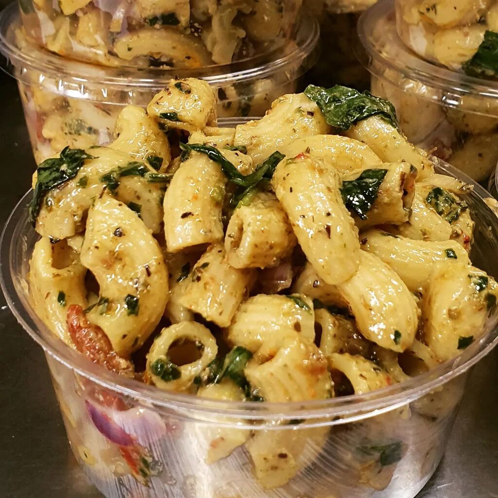 cafe_thrive's tweet photo. If you're in a rush next time you pop into Thrive, then have a look in our new deli fridge next to the drinks cabinet and see what salad pots we have available!
📸 Pesto Pasta with sundried tomatoes 🌿
#vegan #plantbased #lunch #shoplocal #supportsmallbusiness #veggie #Thriv… https://t.co/jsy9qiwHI4