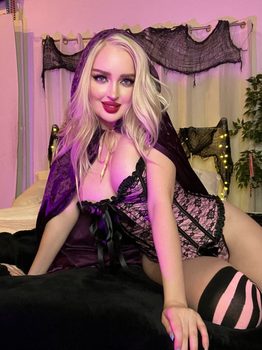 Hocus Pocus 🧙🏻&zwj;♀️🔮 https://t.co/Yd9raGa2UR