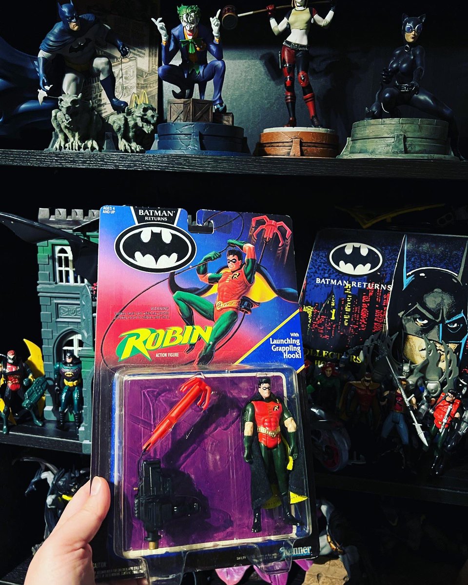 GamerAhmer's tweet image. Check out this #rare #factoryerror #batmanreturns #actionfigure from the #1990s ! His arms are on backwards! #batman #batmanfan #dc #dccomics #gamerahmer #gameroom #batmancollection #batmancollector #robin #batmanandrobin #batmanreturnsfigure #figures #90s #toys