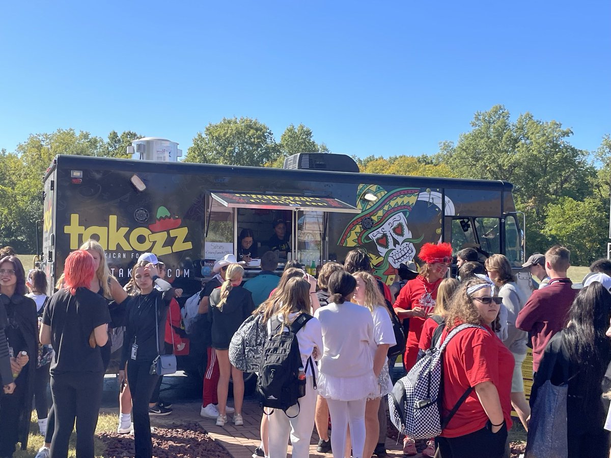 THS_BFutures's tweet photo. Our first ever Food Truck Friday was a big hit! We couldn’t have asked for a more perfect day for Spirit Day! #triadtogether 🌮🍔❤️ https://t.co/A7GjlrLVgs
