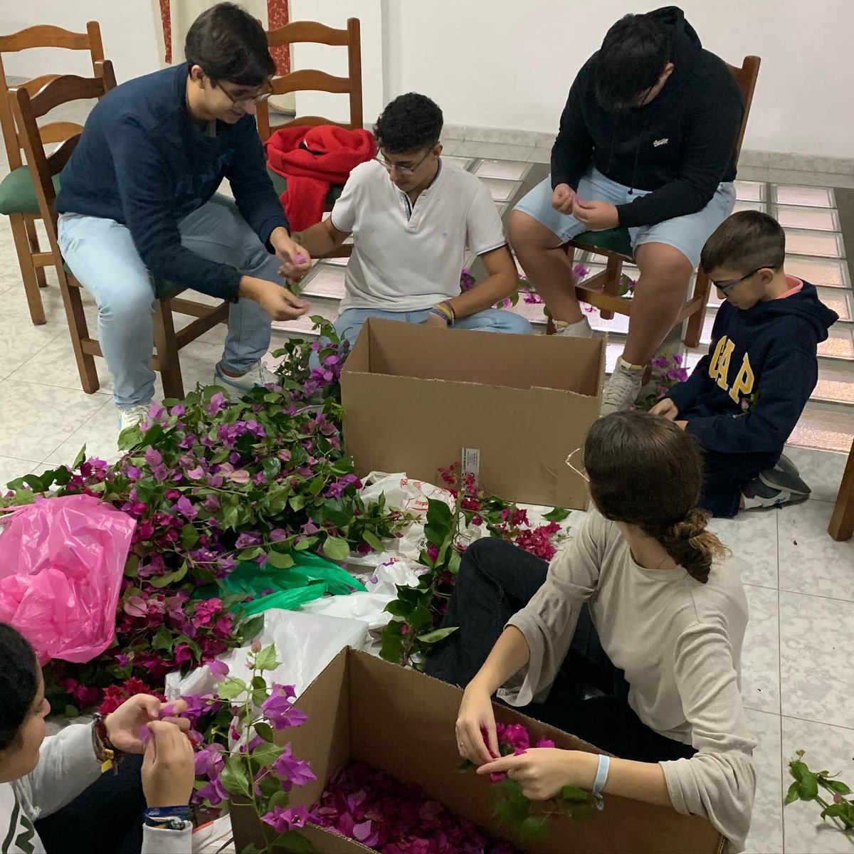 Nuestro grupo joven ya tiene preparada la gran petalada que realizaremos mañana en su Rosario a las 19:30h a modo de bienvenida a Nuestra Señora de la Caridad tras su restauración.El lugar donde se realizará será en la Barrera del Stmo Cristo de la Yedra, a la salida del Templo