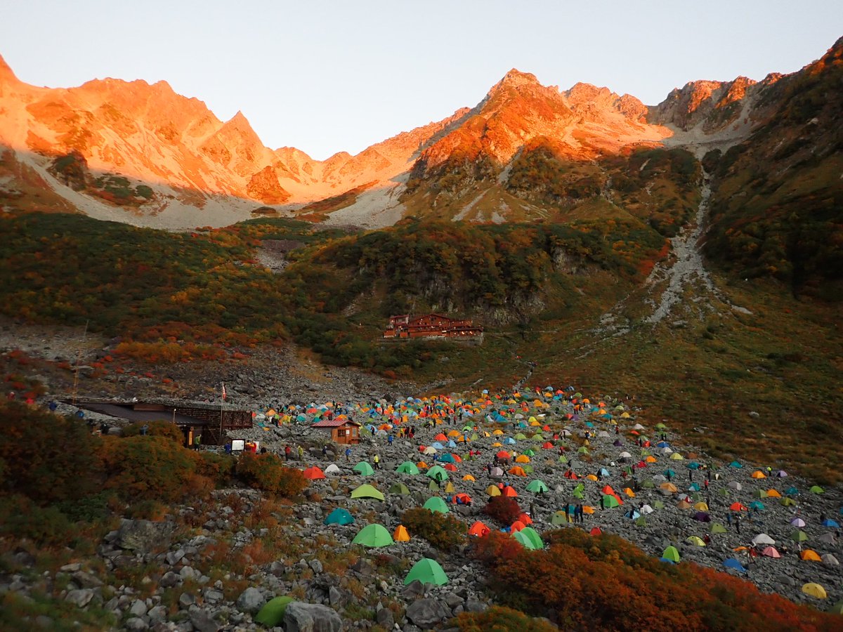 karasawa_hyutte's tweet photo. おはようございます。現在4℃です。昨日は600張のテント数でした。
紅葉、上部は７割程の色づきとなり「見頃」を迎えています。 https://t.co/V2ed3Z80rG