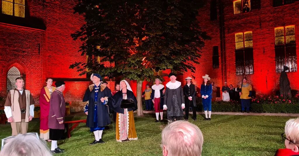 JNRozendaal's tweet photo. Genoten van openluchttheater Willem van Oranje in Elburg! #8081 #1572 #geboortevannederland #kloostertuin https://t.co/2h6xceEAFW https://t.co/QWdxm92kBX