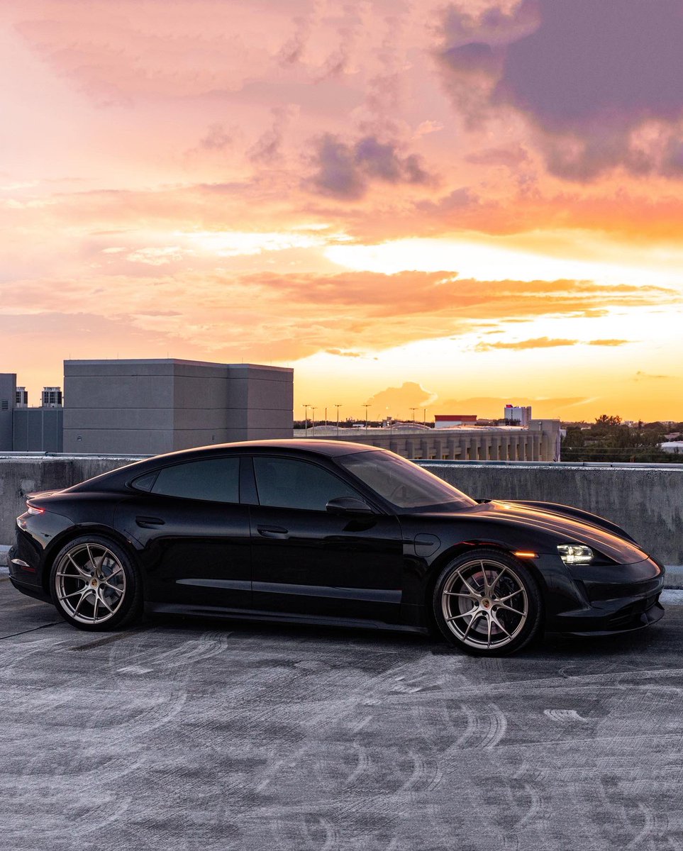 KFLETCH___'s tweet image. Chalk 911. Black Taycan. Both Turbo’s. My set before hurricane came