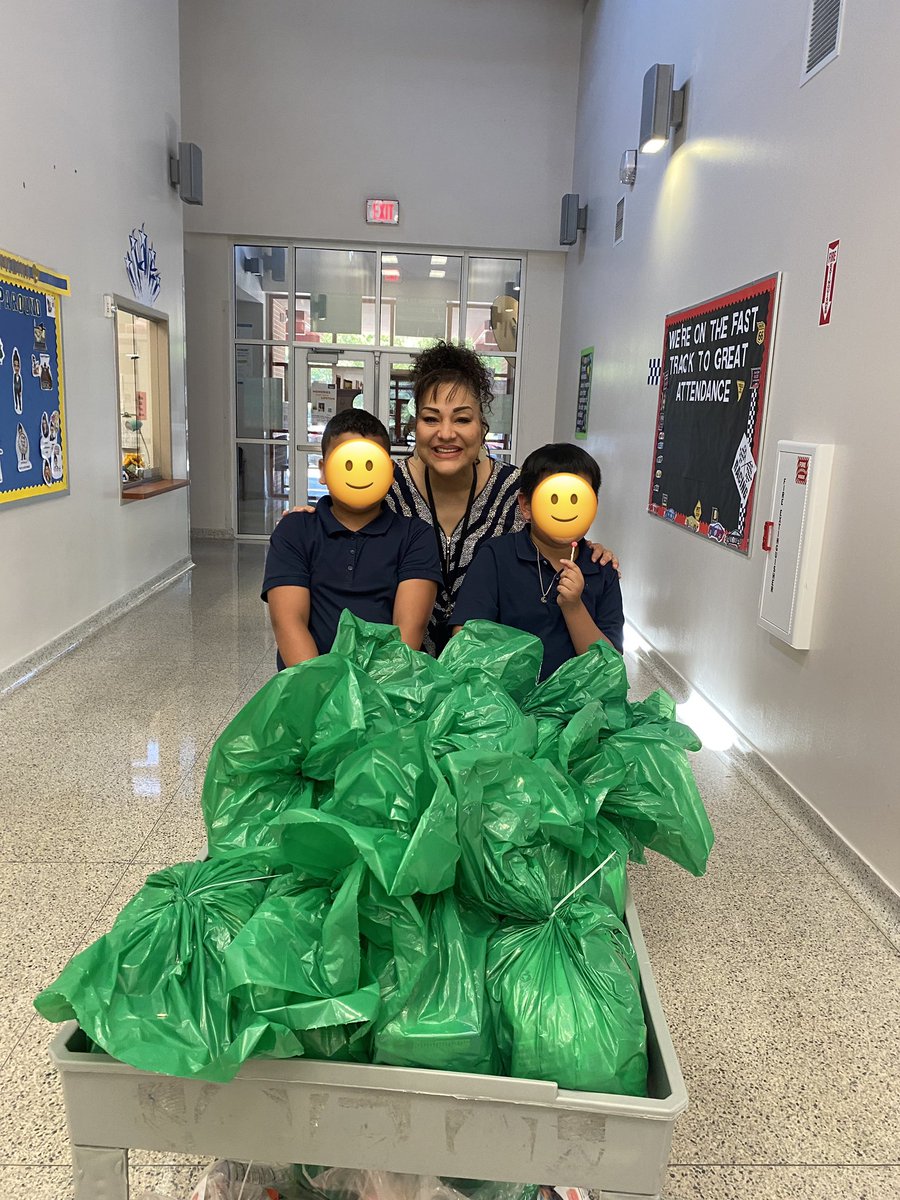 Our LifeSkills students assisted the Wraparound Specialist in distributing Backpack Buddy bags to students today! 🙂 #helpinghands #WrapHeart @lewiseshisd <a href="/AraceliMedinaW1/">Araceli Medina Wraparound</a> <a href="/MsMaggieRamon3/">Maggie Ramon</a> @HISD_Wraparound