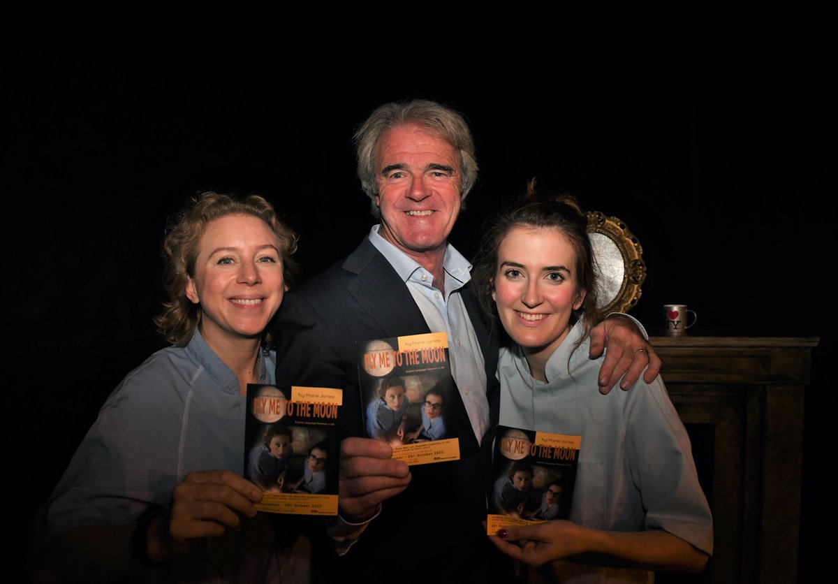 IanBurns6's tweet photo. Photo: Hasse Ferrold. Premiere of the brilliant tragic-comedy "Fly Me to the Moon" by Marie Jones. 28/09/22.
Till 20 Oct. https://t.co/LECNYsSAyq
