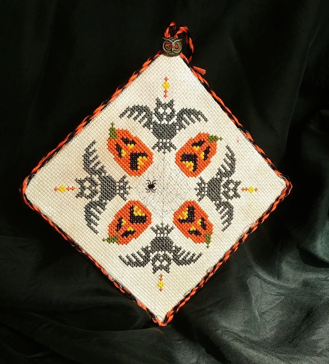 Guess what. We found the missing finish!

Our offer still stands, though. If you'd like to try your hand at model/beta stitching, we'd love to hear from you!

#crossstitch #embroidery #needlecraft  #analogart #stitchersgonnastitch #Halloween