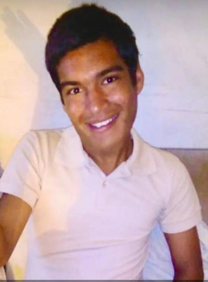 ROMMELMOROT1's tweet photo. Foto más de cerca de Xavier. Por favor este joven es especial. Desde anoche se perdió en la zona de Los Cortijos.
Tiene camisa color naranja, mono negro, zapatos marrones, y una bolsita negra con cuadernos. Cualquier información pueden hacerla por este medio. Telf. 04127260338. https://t.co/gRWfQKueWc
