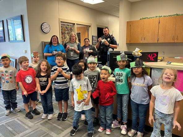 MarkTwainAISD's tweet image. Today many staff members received a treat of homemade applesauce from Mrs. Patterson's Kindergarten class as they studied about Johnny Appleseed and apples.  They even wore pots on their heads! #Johnnyappleseed #homemadeapplesauce #sharingiscaring