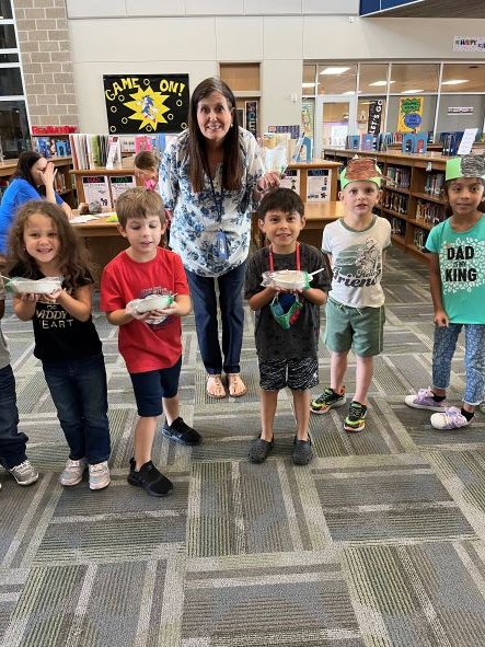 MarkTwainAISD's tweet image. Today many staff members received a treat of homemade applesauce from Mrs. Patterson's Kindergarten class as they studied about Johnny Appleseed and apples.  They even wore pots on their heads! #Johnnyappleseed #homemadeapplesauce #sharingiscaring