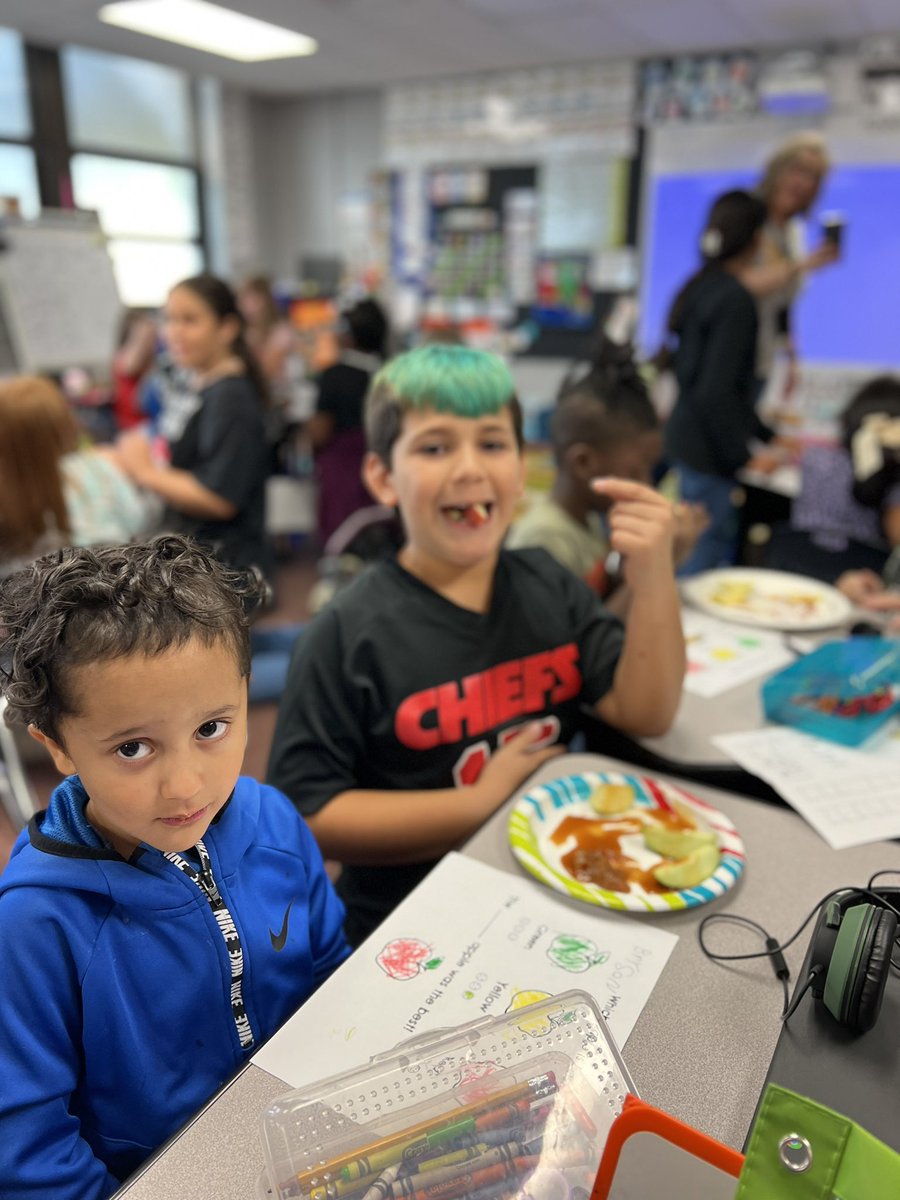 ms_enright's tweet image. We had such a blast tasting apples (for the 2nd time this week) with our favorite kindergarten buddies @chaneyclass3t! #3TEpride #ISDstrong #ISD5thgrade