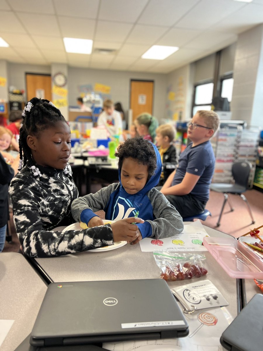 ms_enright's tweet image. We had such a blast tasting apples (for the 2nd time this week) with our favorite kindergarten buddies @chaneyclass3t! #3TEpride #ISDstrong #ISD5thgrade