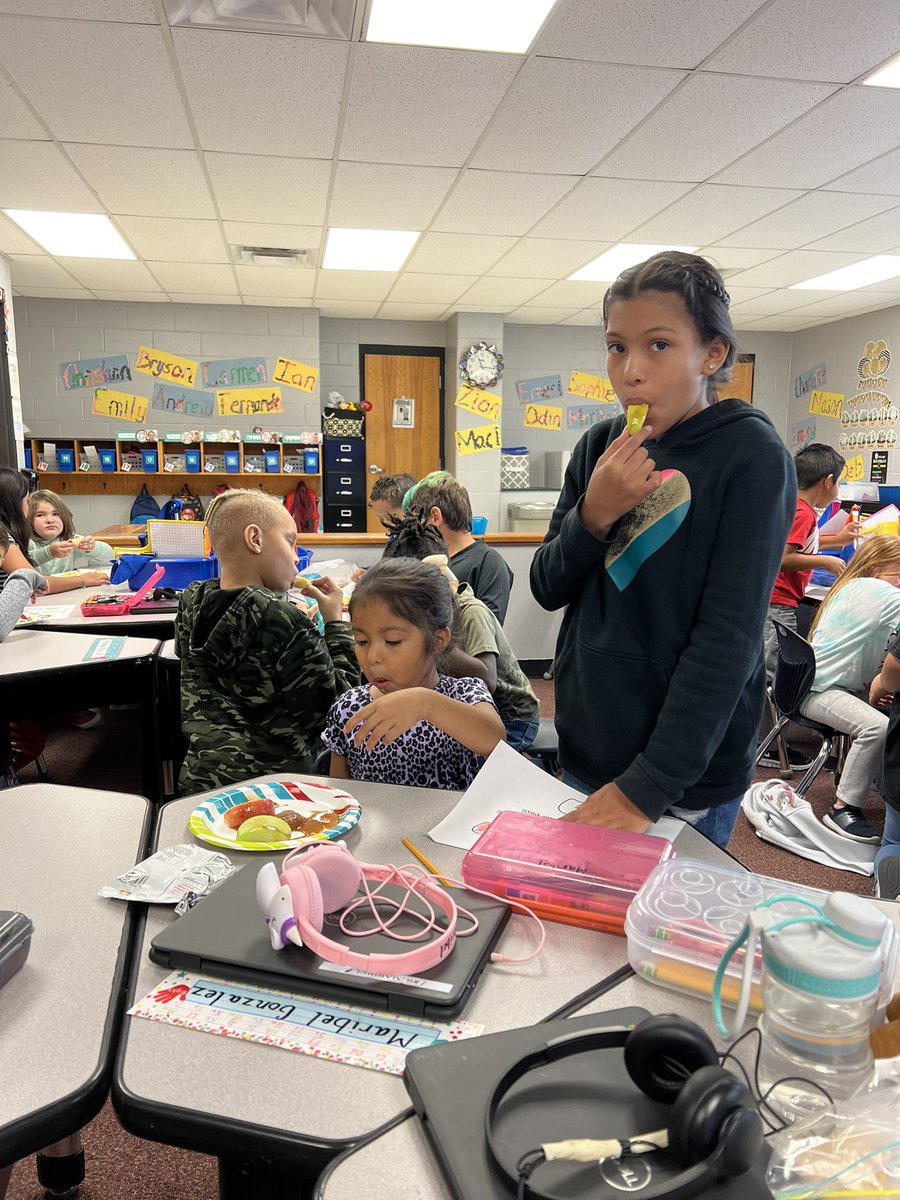ms_enright's tweet image. We had such a blast tasting apples (for the 2nd time this week) with our favorite kindergarten buddies @chaneyclass3t! #3TEpride #ISDstrong #ISD5thgrade