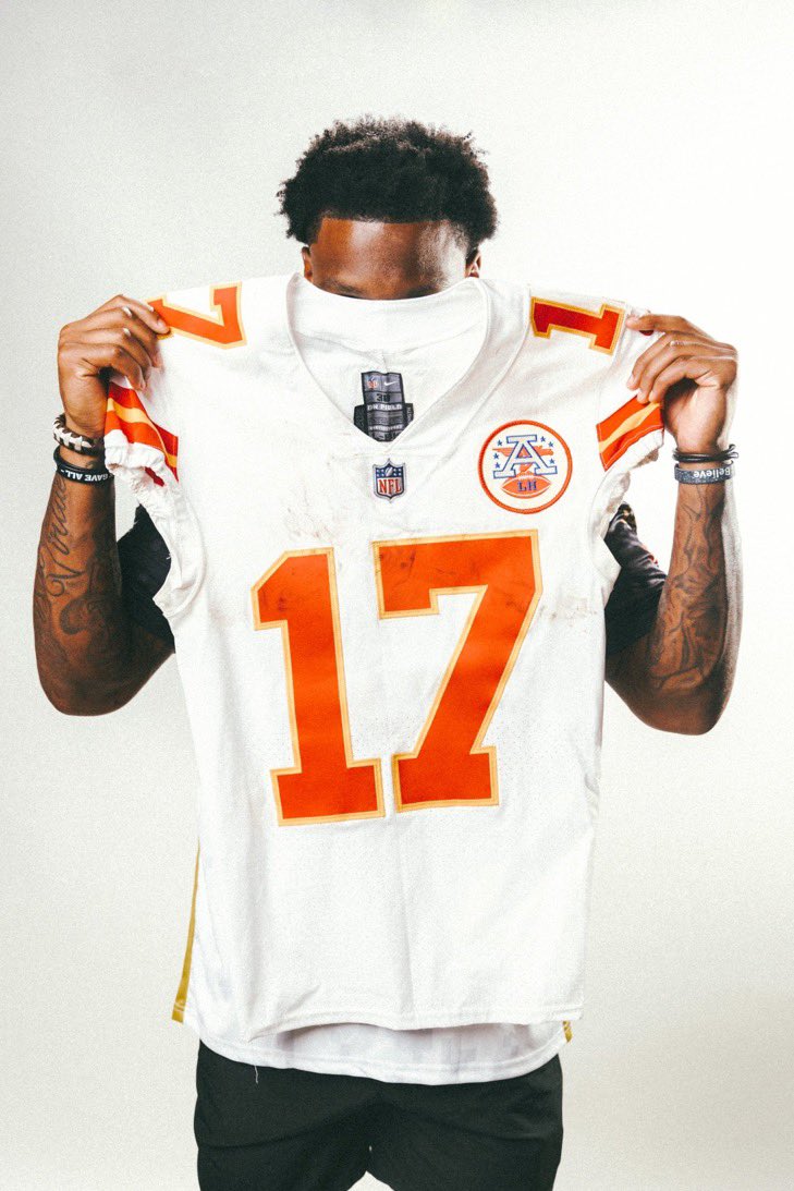 MecoleHardman4's tweet photo. Still waiting for the 5K on twitch!! Then this jersey will be given to a lucky winner 😈 https://t.co/kgexSqsEzM https://t.co/FMG55GCeX2