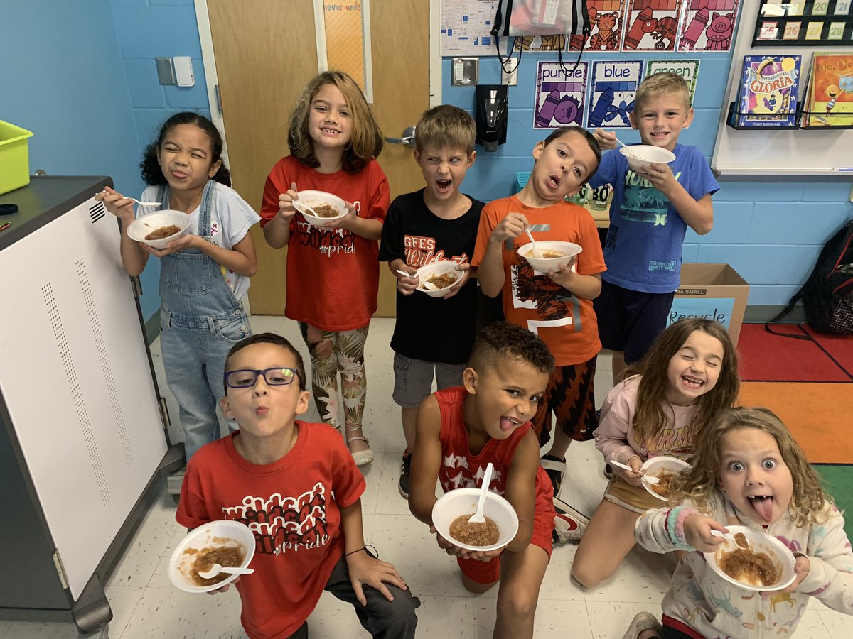 1stWithMsArick's tweet photo. We had so much fun making apple sauce today to wrap up Apple Week 🍎 @GFESWildcats #iteachfirst https://t.co/D6lyiAkf2Y