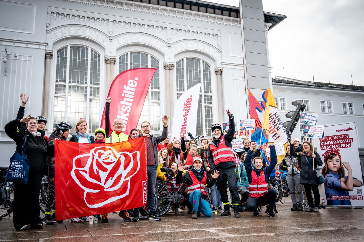 david_albrich's tweet photo. Etappe 1 von 6 #TourDeChance mit @volkshilfe @KinderfreundeOE @aks_at @rotefalken_at geschafft! 🥳 Wir radeln 368.000 m von Salzburg nach Wien. 🚴‍♀️ So viele armutsbetroffene Kinder gibt es in Ö. Nächstes Ziel ist Linz am Samstag. Alle Infos zum Mitfahren: https://t.co/UZ1sRx8tT4 https://t.co/h5Pg2YhxWX