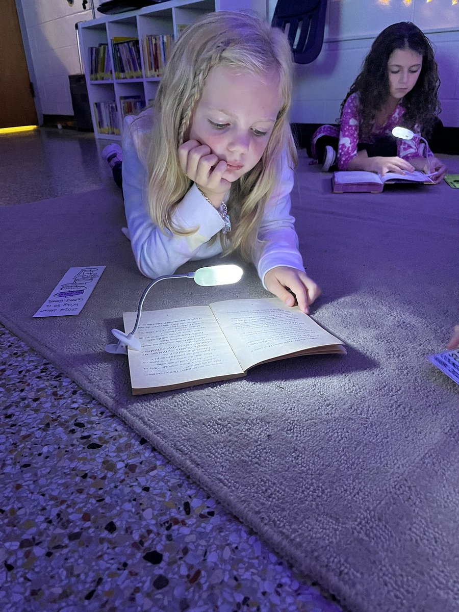 MsJordan_3's tweet photo. Such a good day for flash light Friday. Getting cozy with a good book 📖 @AlantonAstros  @SeeDotWilson https://t.co/Tml0hzAX27