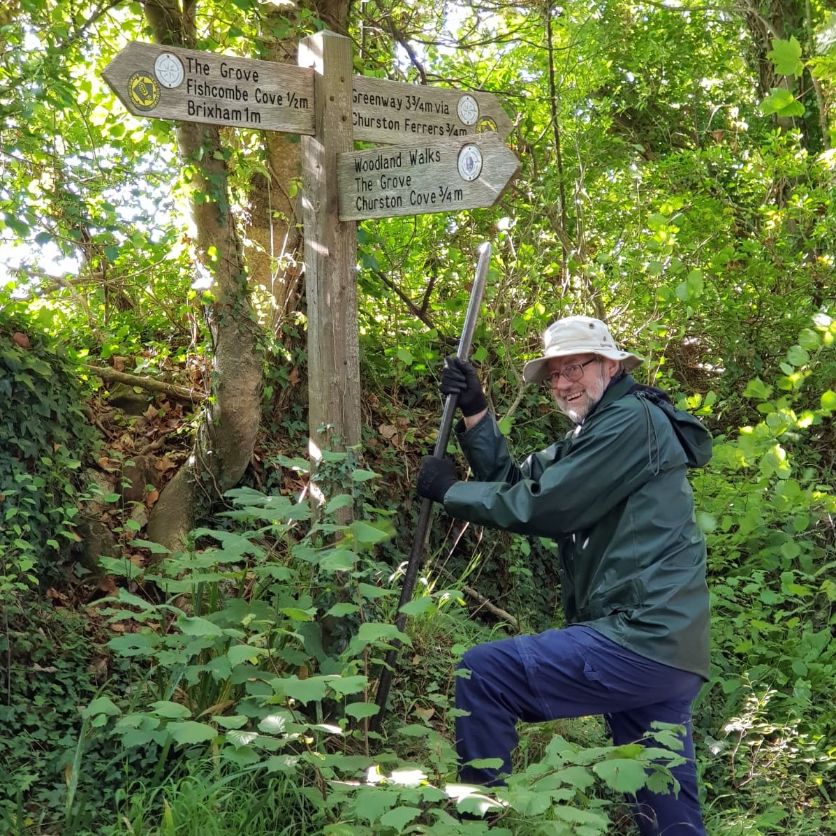 BerryHeadRanger's tweet photo. Our amazing volunteer, Jeff, and one of our rangers have been out fixing a loose sign post and carrying out step repair work around Churston.

#thankyou #churston #countrysiderangers #footpathmaintenance https://t.co/ZUicsVMpuS