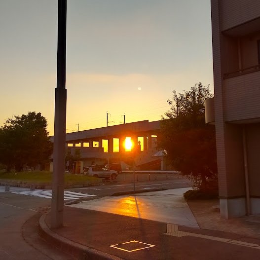 ✨ 朝焼けが今日のお天気を約束するかのような です☀北陸新幹線の高架の橋げたの間からさし込む朝陽が綺麗です✨✨ 10月スタート今日もご安全に🤗